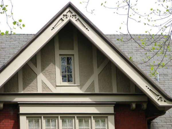Окна и другие элементы на фронтоне двухскатной крыши: особенности .